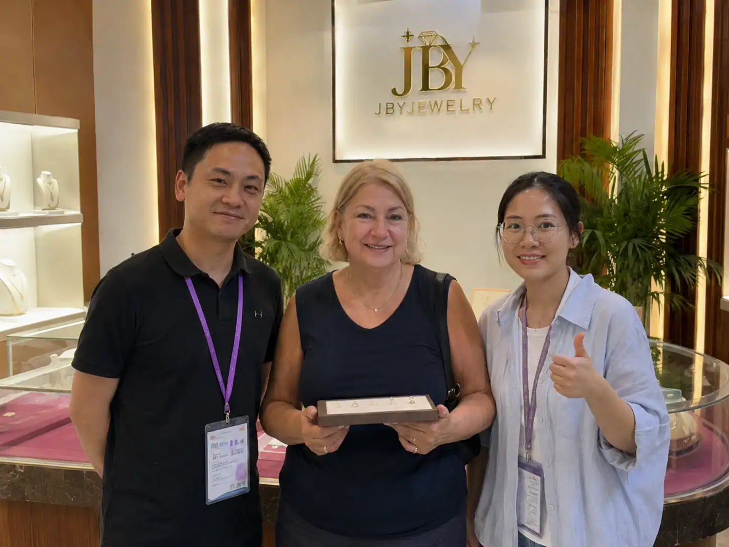 Overseas jewelry buyer meeting JBY team in Guangzhou
