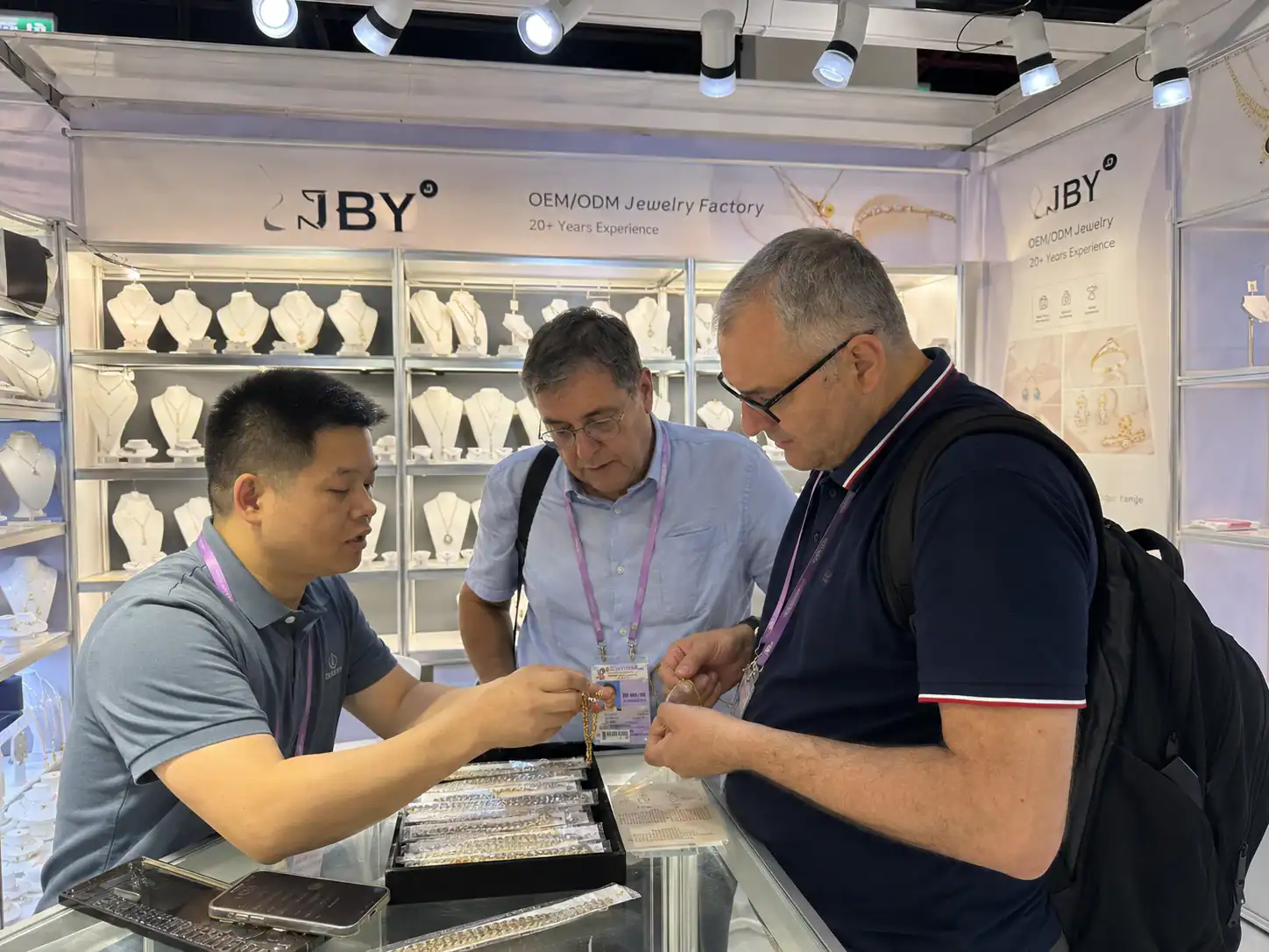 Overseas buyers discussing jewelry samples with JBY at trade fair